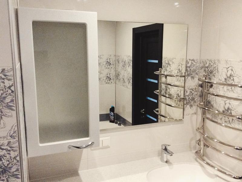 Зеркало с шкафчиком в ванную под заказ по индивидуальным параметрам